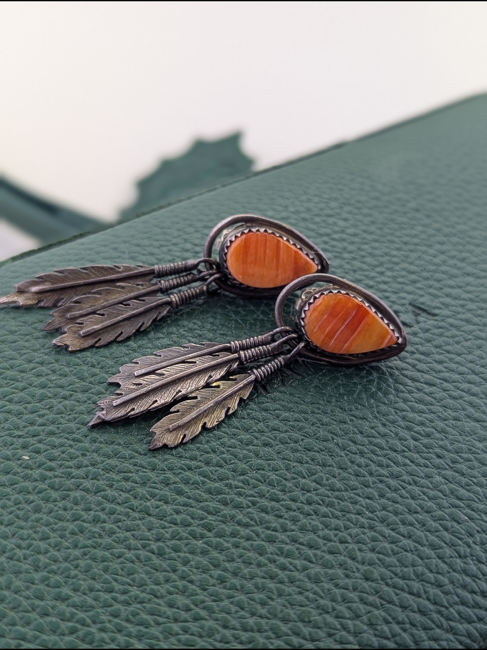 🍂 Vintage Native American Style Spiny Oyster & Sterling Silver Feather Clip-On